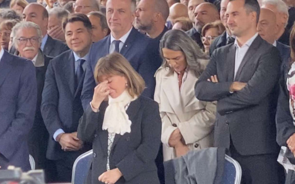 Η στιγμή που ακούστηκε ξανά η φωνή του Γιάννη Μπουτάρη στο δημαρχείο και η βαθιά συγκίνηση της Κ. Σακελλαροπούλου (βίντεο)