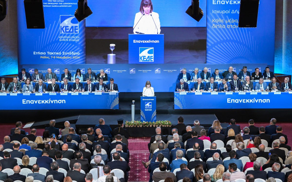 Σακελλαροπούλου σε ΚΕΔΕ: «Να σταματήσει η δημογραφική αιμορραγία» - Κυρίζογλου: Χαράτσι το Τέλος Ταφής Σακελλαροπούλου σε ΚΕΔΕ: «Να σταματήσει η δημογραφική αιμορραγία» - Κυρίζογλου: Χαράτσι το Τέλος Ταφής