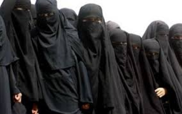 Ελβετία: Η «απαγόρευση της μπούρκα» θα τεθεί σε ισχύ από το 2025