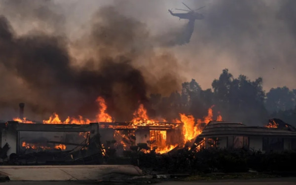 ΗΠΑ: Σε πύρινο κλοιό το Λος Άντζελες - Σπίτια έγιναν στάχτη, πολίτες τραυματίστηκαν (βίντεο)