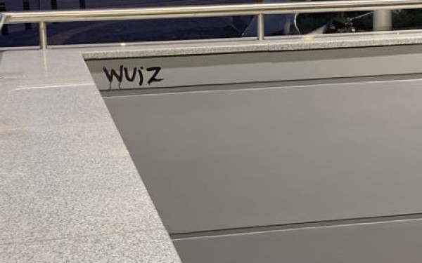 Το Μετρό δεν λειτουργεί ακόμη, αλλά οι «ταγκιές» και τα γκράφιτι άρχισαν