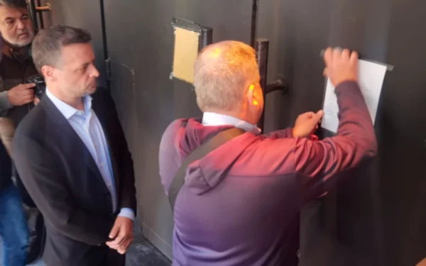 Μπακογιάννης κατά Χάρη Δούκα: Πήγε στη Βουλιαγμένης και σφράγισε λάθος μαγαζί (βίντεο)