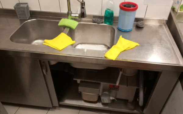 Θεσσαλονίκη: Συνεχίζεται το πρόγραμμα της ΕΥΑΘ για καθαρές αποχετεύσεις από μαγειρικά λίπη στην εστίαση