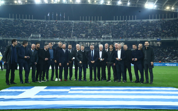 Βραβεύτηκε και αποθεώθηκε η Εθνική ομάδα του 2004 στο κατάμεστο ΟΑΚΑ (βίντεο)