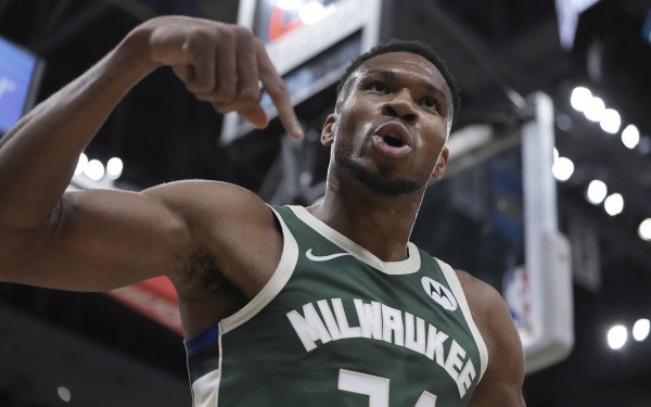 Μπάσκετ: Πρώτη γεύση με double-double από τον Γιάννη Αντετοκούνμπο στην preseason του ΝΒΑ (βίντεο)