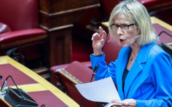 Γιώτα Πούλου: Δεν ανεξαρτητοποιούμαι - Παραμένω ως συνεργαζόμενη βουλευτής στην ΚΟ του ΣΥΡΙΖΑ (βίντεο)