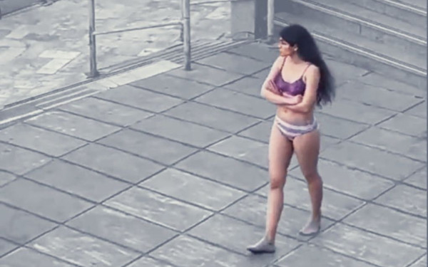 Ιράν: Η φοιτήτρια που συνελήφθη μετά τη γυμνή διαμαρτυρία, μεταφέρθηκε σε «κέντρο εξειδικευμένης φροντίδας»