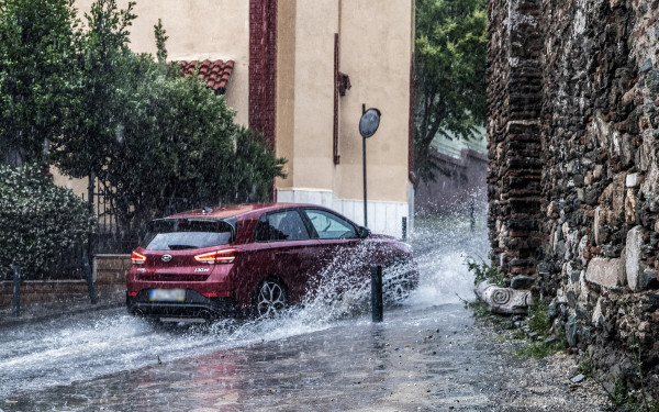 Σε εξέλιξη κύμα καταιγίδων και βροχών στα δυτικά