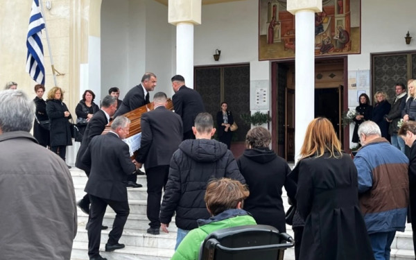 Αγρίνιο: Θρήνος και οργή στην κηδεία της δολοφονημένης Δώρας (φωτ.)