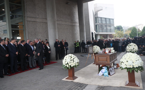 Υπό βροχή και με παρατεταμένο χειροκρότημα η Θεσσαλονίκη αποχαιρέτησε τον Γιάννη Μπουτάρη (βίντεο, φωτ.)