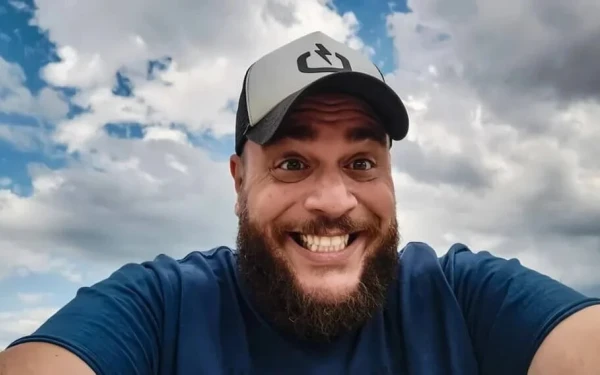 Φάνης Λαμπρόπουλος: Κατέθεσε τραγούδι για τη Eurovision 2025 (βίντεο)