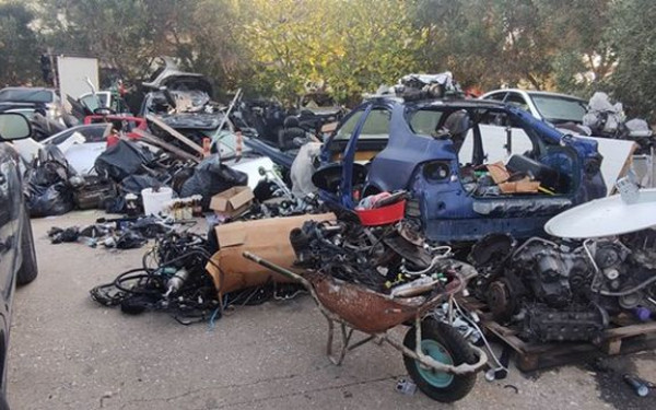 Θεσσαλονίκη: 37χρονος πετούσε εξαρτήματα αυτοκινήτων στον προαύλιο χώρο του συνεργείου του (φωτ.)