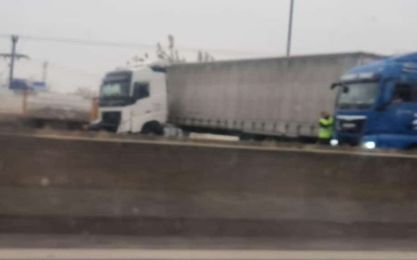 Θεσσαλονίκη: Νταλίκα δίπλωσε στην ΠΑΘΕ στη Σίνδο - Κυκλοφοριακές ρυθμίσεις στο σημείο (φωτ.)