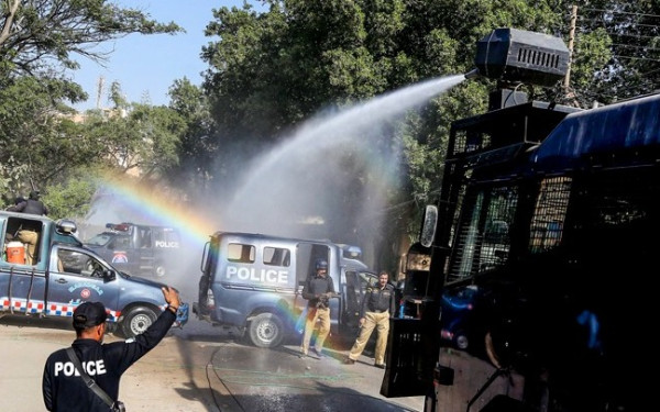 Πακιστάν: Τουλάχιστον 24 νεκροί και 40 τραυματίες από έκρηξη βόμβας σε σιδηροδρομικό σταθμό