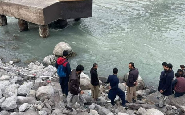 Τραγωδία στο Πακιστάν: 16 άνθρωποι επέστρεφαν από γάμο και σκοτώθηκαν μετά από πτώση λεωφορείου σε ποτάμι (φωτ.)