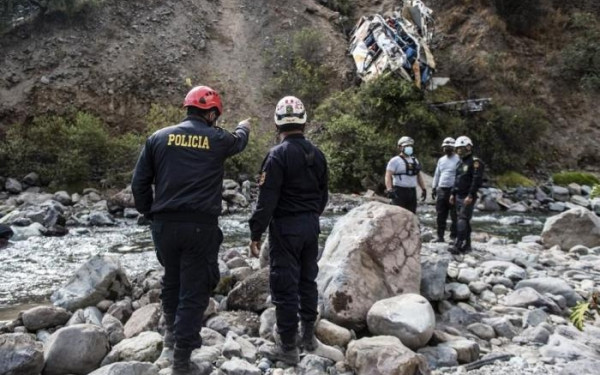 Περού: Πολύνεκρο τροχαίο με τουλάχιστον 11 θύματα - Μικρό λεωφορείο έπεσε σε χαράδρα (βίντεο)