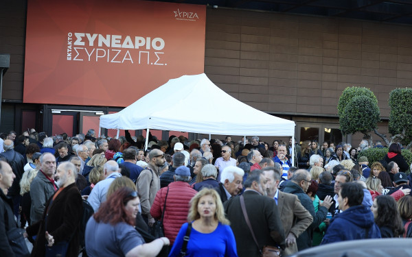 ΣΥΡΙΖΑ: Ουρές kasselistas έξω από τον χώρο του Συνεδρίου - Στικάκι με 1.934 υπογραφές φέρνει η Τζάκρη
