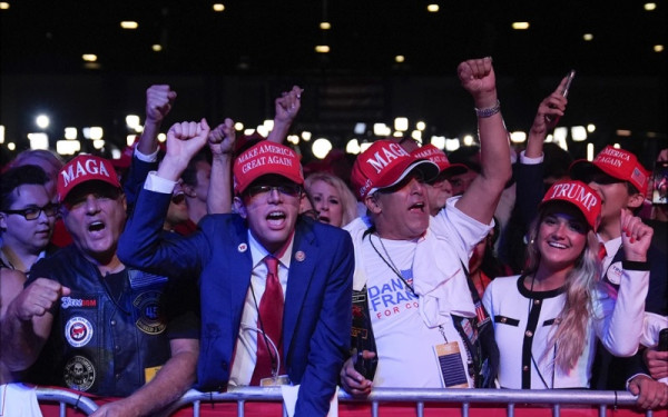 Αμερικανικές εκλογές: Αισιοδοξία στο στρατόπεδο του Τραμπ, κέρδισε Β. Καρολίνα και Τζόρτζια - «Παγωμάρα» στους υποστηρικτές της Χάρις (φωτ.)