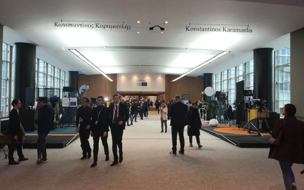 Η παρέμβαση Τσιόδρα στον Γάλλο «Τζιτζικώστα», η πασαρέλα «Κωνσταντίνος Καραμανλής» και γιατί η ανάδειξη του νέου περιφερειάρχη Κεντρικής Μακεδονίας μπορεί να πάει για τον Γενάρη. Γράφει ο Μποξέρ*