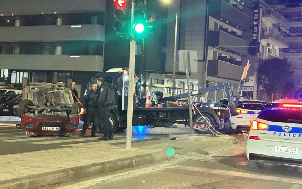 Θεσσαλονίκη: Τροχαίο ατύχημα με ανατροπή οχήματος στη Μοναστηρίου (φωτ.)