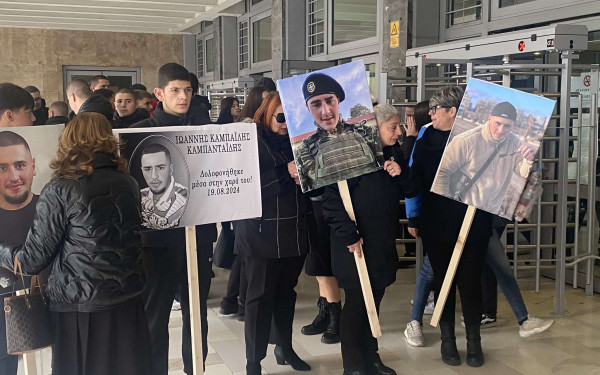 Χαλκιδική - Τραγωδία στο Λούνα Παρκ: Ξεχείλισε η οργή των συγγενών του 19χρονου στα δικαστήρια (βίντεο, φωτ.)