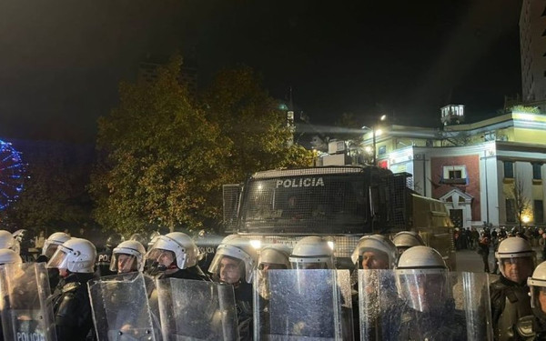Αλβανία: Επεισόδια σε διαδήλωση κατά του Ράμα στα Τίρανα (βίντεο)
