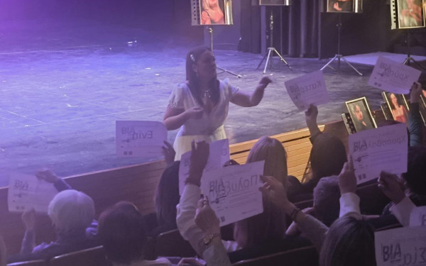 Η Καλαμαριά έσπασε τη σιωπή για τη βία κατά των γυναικών και τίμησε τα θύματα των γυναικοκτονιών (φωτ.)