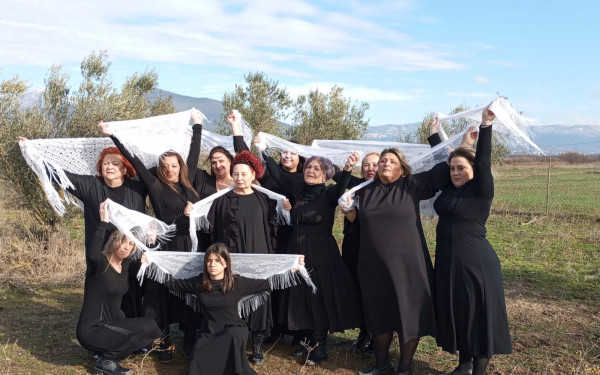 «Τα λευκά άτια χορεύουν στο φεγγαρόφωτο»: Μια παράσταση «γροθιά» στο στομάχι για την κακοποίηση των γυναικών στην Καλαμαριά