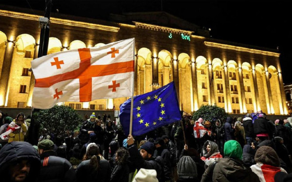 Γεωργία: Δακρυγόνα, σπρέι και αντλίες νερού κατά αντικυβερνητικών διαδηλωτών (βίντεο)