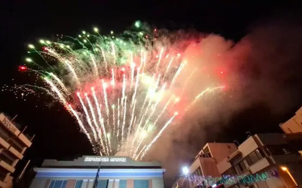 Ηράκλειο: Φωταγωγήθηκε το χριστουγεννιάτικο δέντρο στην πλατεία Ελευθερίας (βίντεο)