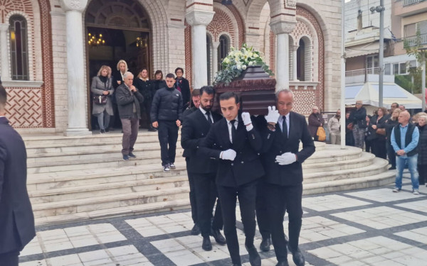 Κηδεία Βασίλη Μαντζουράνη: Πλήθος κόσμου στο ύστατο χαίρε (βίντεο, φωτ.)