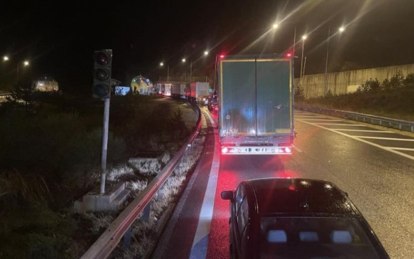 Οι άνεμοι σάρωσαν Θεσσαλία, Ήπειρο και Εύβοια - Ανατροπή νταλίκας στο Μέτσοβο