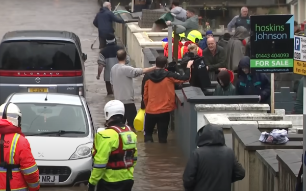 Βρετανία: Η καταιγίδα Μπερτ δυσκολεύει τις μετακινήσεις - Πάνω από 200 προειδοποιήσεις