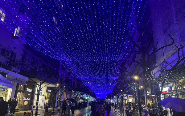 Θεσσαλονίκη: Ο άστατος καιρός «χτύπησε» την Λευκή Νύχτα – Υποτονική η κίνηση στα μαγαζιά (φωτ.)