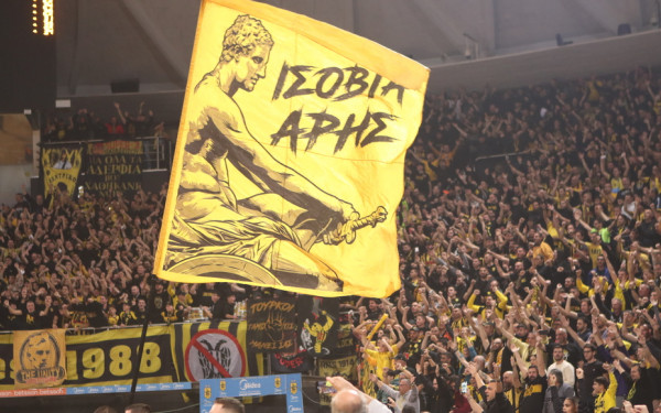 Μπάσκετ: Δεν πέφτει καρφίτσα στο Αλεξάνδρειο, χιλιάδες  χαρτάκια πριν από το τζάμπολ του Άρης - ΠΑΟΚ (βίντεο)