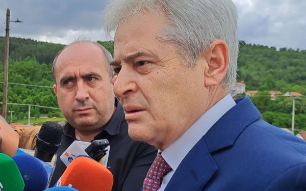 «Μυρίζει» μπαρούτι στη Βόρεια Μακεδονία: Το DUI απειλεί να πάψει η ειρήνη εάν καταργηθούν τα αλβανικά από επίσημη γλώσσα