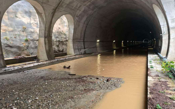 Κακοκαιρία Bora: Παραμένει πλημμυρισμένο το τούνελ του ΟΣΕ στα Τέμπη -  Δείτε βίντεο και φωτογραφίες