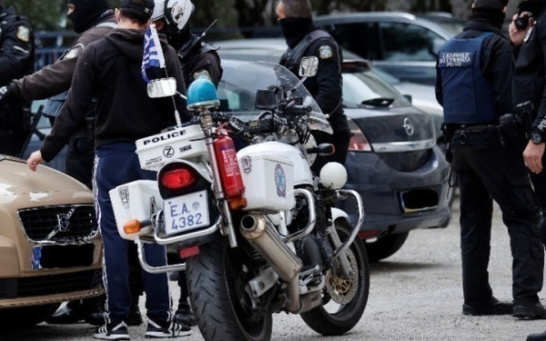 Eντοπίστηκε και συνελήφθη στη Σαλαμίνα 45χρονος που αναζητούνταν ως φυγόποινος και φυγόδικος