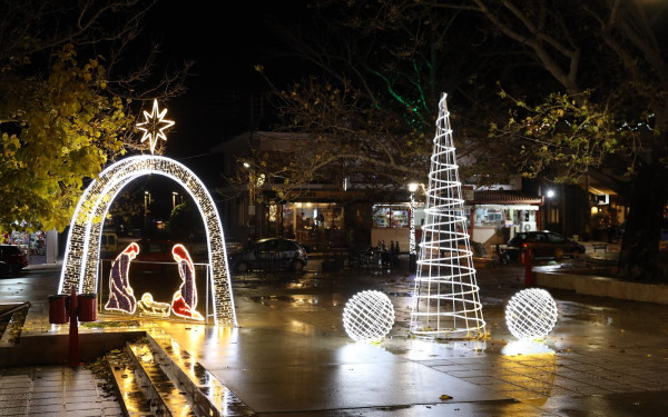 Δήμος Ωραιοκάστρου: Φωταγωγήθηκαν τα χριστουγεννιάτικα δέντρα σε Μεσαίο, Μελισσοχώρι και Νέα Φιλαδέλφεια