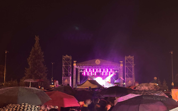 Θεσσαλονίκη: Κοσμοπλημμύρα παρά τη βροχή στην Αριστοτέλους για την φωταγώγηση του χριστουγεννιάτικου δέντρου (φωτ.)