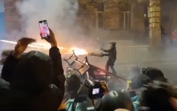 Γεωργία: Η αστυνομία έκανε χρήση δακρυγόνων για να διαλύσει διαδηλωτές (βίντεο)