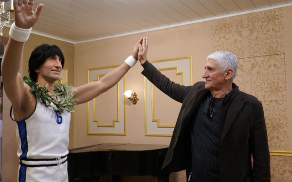 Π. Γιαννάκης: Συνάντησε το κέρινο ομοίωμά του στην Καβάλα (βίντεο, φωτ.)