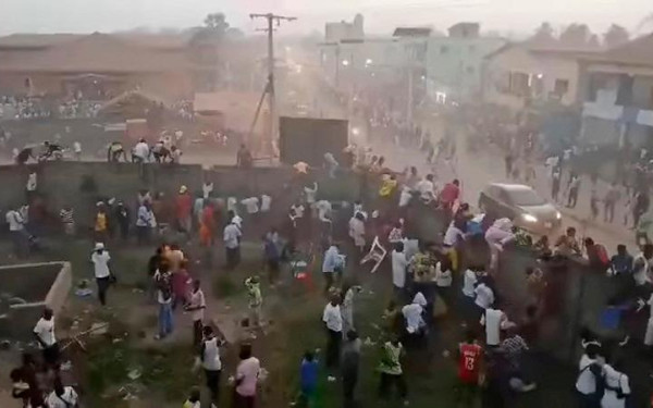 Αποτροπιασμός στη Γουινέα: Τουλάχιστον 100 νεκροί σε επεισόδια σε ποδοσφαιρικό αγώνα (βίντεο)