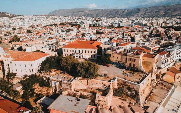 Πολίτες καταγγέλλουν το Πολυτεχνείο Κρήτης επειδή παρέτεινε τη μίσθωση μνημείων στο Λόφο Καστέλι σε εταιρεία