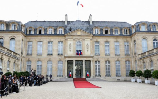 Γαλλία: «Έτοιμοι» δηλώνουν οι σοσιαλιστές να διαπραγματευθούν για το σχηματισμό νέας κυβέρνησης