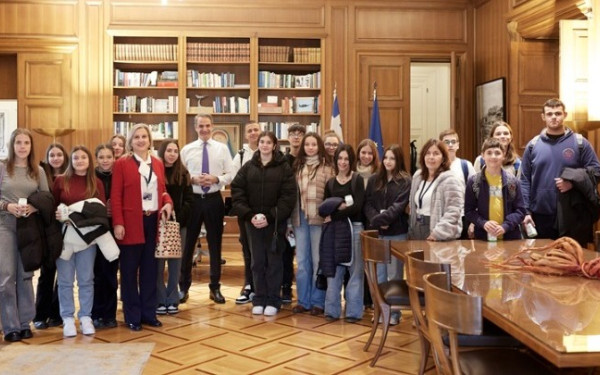 Τηλεδιάσκεψη Μητσοτάκη με μαθητές: Να αξιοποιείτε τον ελεύθερο χρόνο παραγωγικά, όχι κατ' ανάγκη «κολλημένοι» σε μία οθόνη