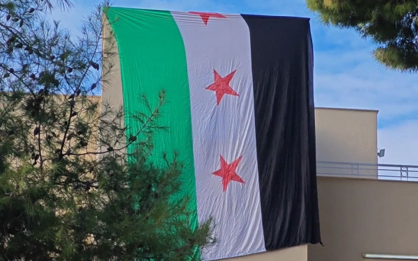 Η σημαία της ανεξάρτητης Συρίας κυματίζει από το πρωί στην πρεσβεία της χώρας στην Αθήνα (βίντεο)