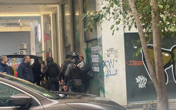 Θεσσαλονίκη: Μεγάλη αστυνομική επιχείρηση σε διαμέρισμα - Συνελήφθη Τούρκος για όπλα (βίντεο)