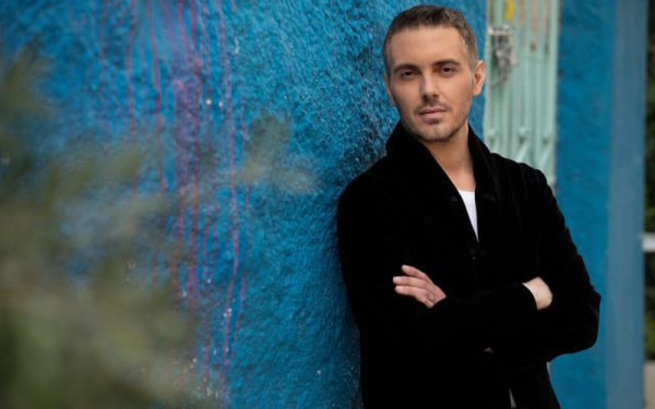 Ο Μιχάλης Χατζηγιάννης στο makthes.gr λίγο πριν το άναμμα του δέντρου στην Αριστοτέλους - «Η ζωή όλων έχει μια ιστορία που τους ακολουθεί»