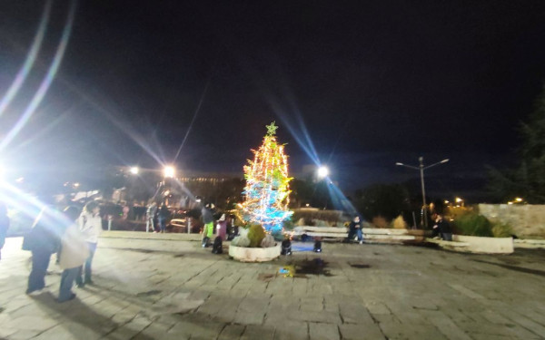 Άναψε το χριστουγεννιάτικο δέντρο στο ΑΠΘ (φωτ.)